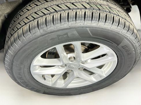 Used 2023 Jeep Grand Cherokee Laredo image 28