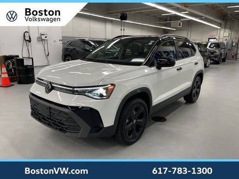 Used 2025 Volkswagen Taos SE image 1