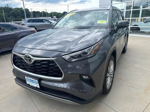 Used 2024 Toyota Highlander Platinum AWD/4WD image 3