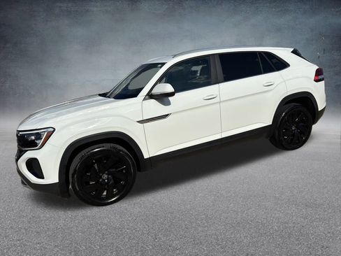 Used 2025 Volkswagen Atlas Cross Sport SE w/ Panoramic Sunroof Package image 2