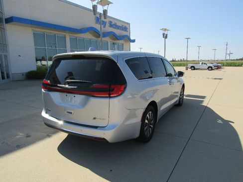Used 2022 Chrysler Pacifica Touring-L image 7