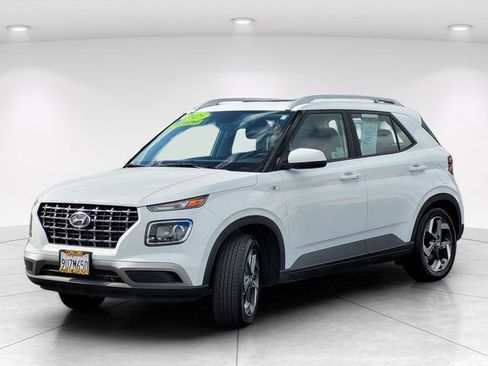 Certified 2025 Hyundai Venue SEL image 8