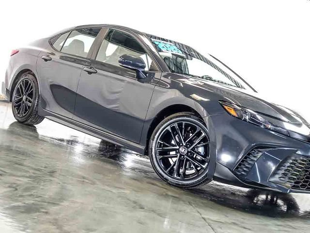 Used 2025 Toyota Camry SE FWD image 5
