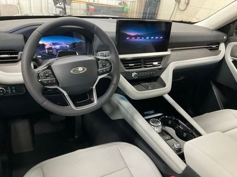 Used 2025 Ford Explorer Platinum w/ LUX Leather Package image 9