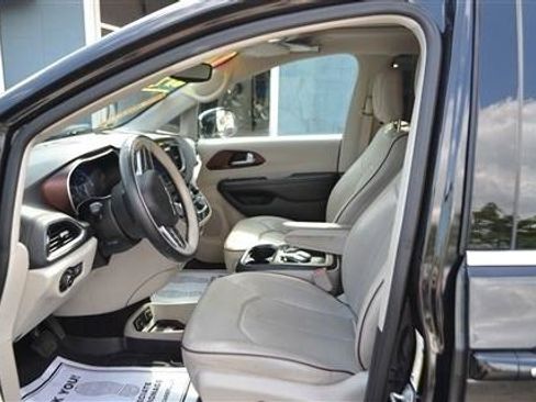 Used 2017 Chrysler Pacifica Limited w/ UConnect Theater Package FWD image 12