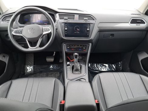 Used 2024 Volkswagen Tiguan SE FWD image 9