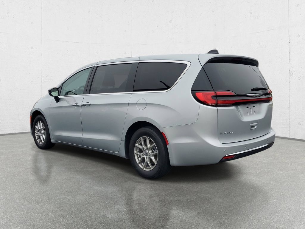 Used 2024 Chrysler Pacifica Touring-L FWD image 5
