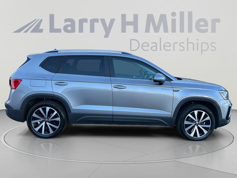 Used 2022 Volkswagen Taos SE FWD image 6