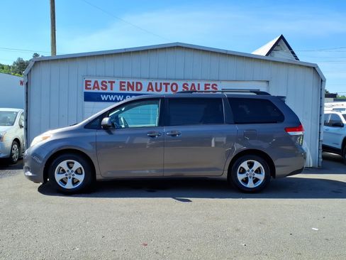 Used 2011 Toyota Sienna LE FWD image 2