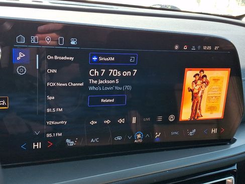 Used 2025 Chevrolet Traverse LT image 28