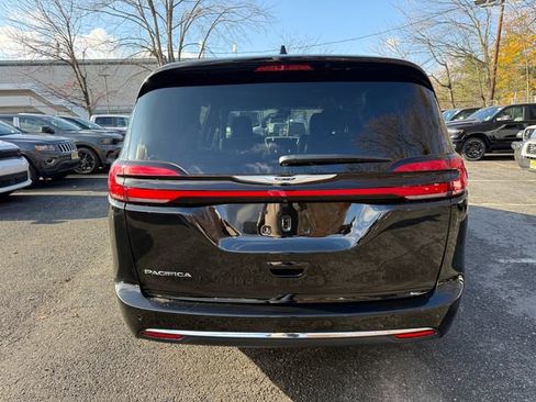 New 2026 Chrysler Pacifica Select image 10