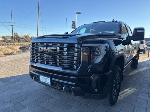 Used 2024 GMC Sierra 2500 Denali Ultimate image 3