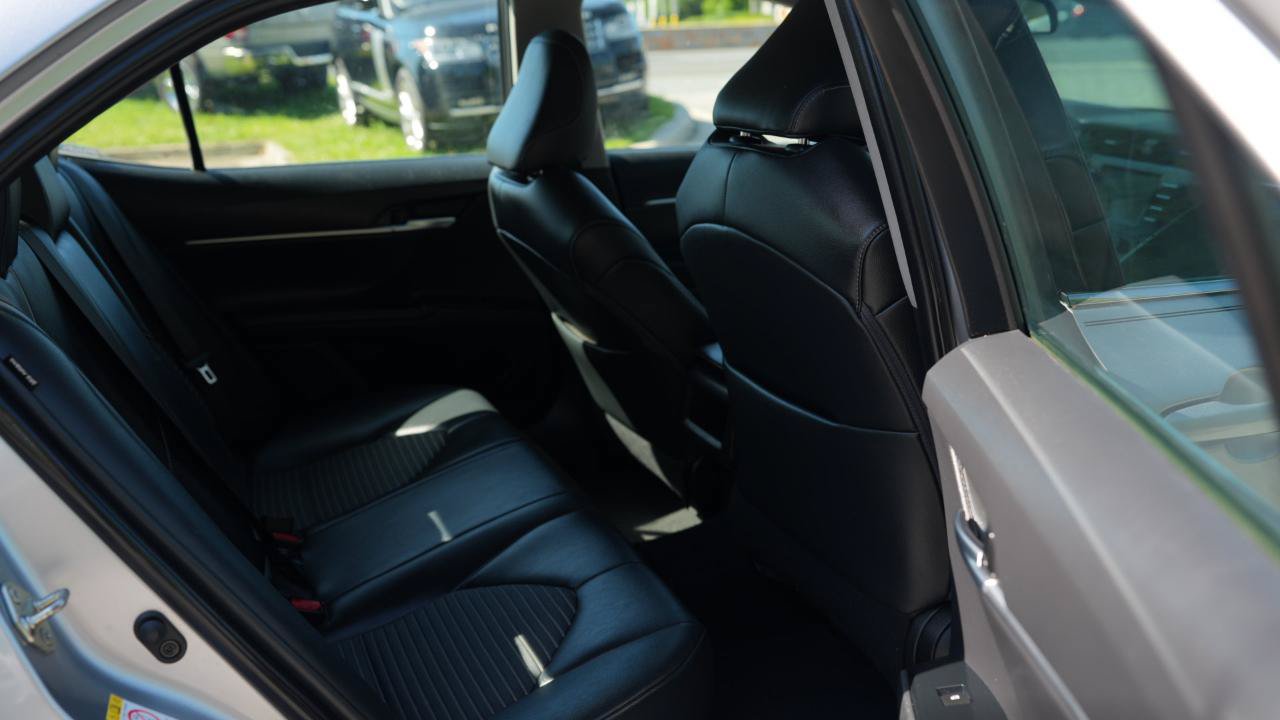 Used 2018 Toyota Camry SE w/ Moonroof Package FWD image 18