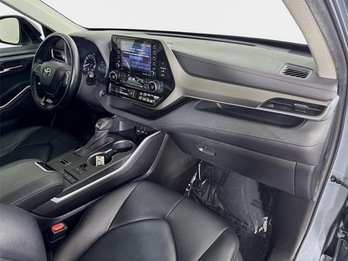 Used 2020 Toyota Highlander XLE FWD image 30