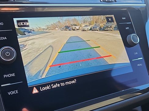 Certified 2022 Volkswagen Tiguan SEL R-Line image 10