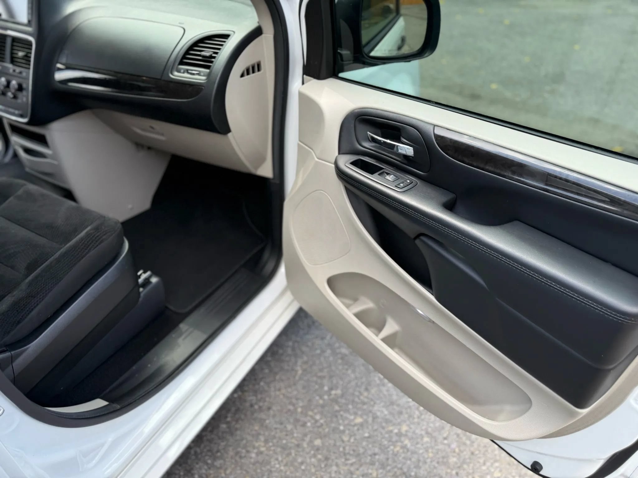 Used 2020 Dodge Grand Caravan SE w/ UConnect Hands-Free Group FWD image 11