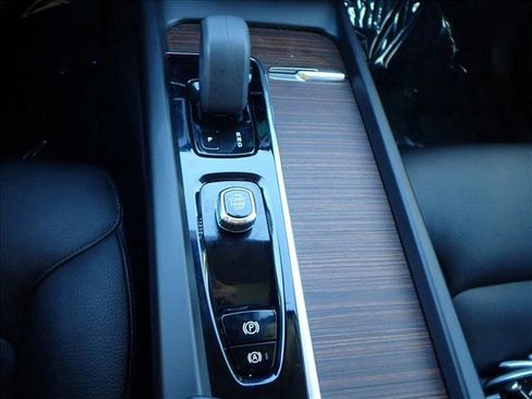 Used 2022 Volvo XC60 B5 Momentum image 23