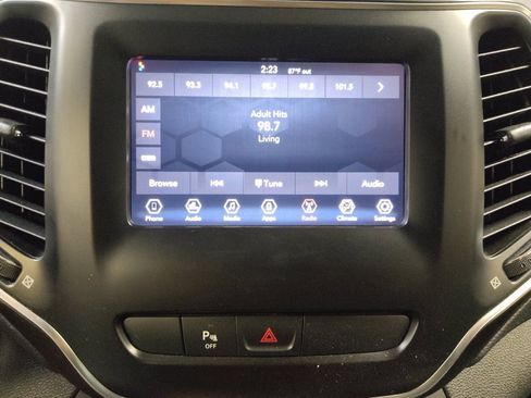 Used 2020 Jeep Cherokee Latitude Plus FWD image 25