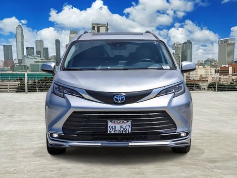 Used 2023 Toyota Sienna XLE w/ XLE Plus Package FWD image 2