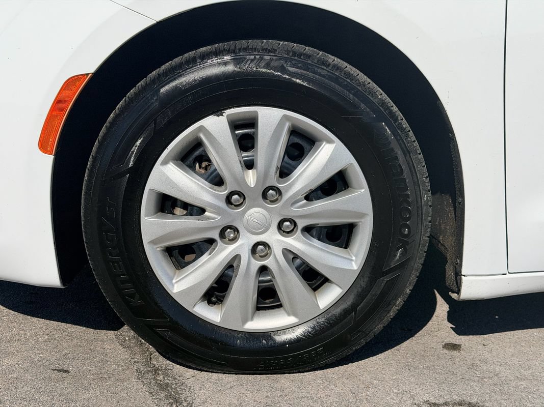 Used 2018 Chrysler Pacifica L FWD image 27