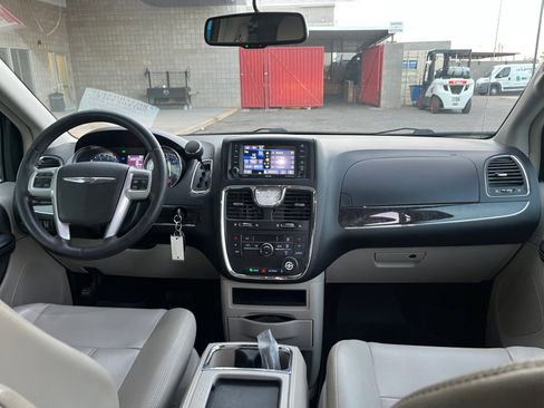 Used 2013 Chrysler Town & Country Touring image 20