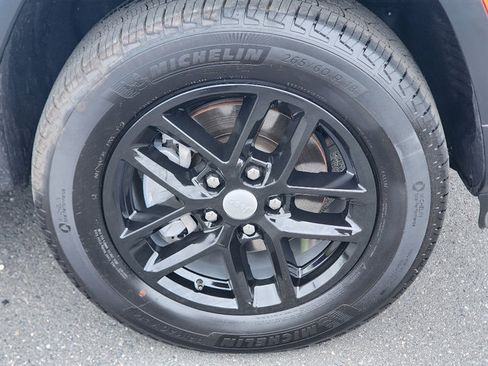 Certified 2025 Jeep Grand Cherokee Laredo X w/ Luxury Tech Group I image 4