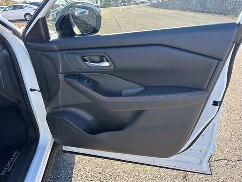 Used 2025 Nissan Rogue SV image 24