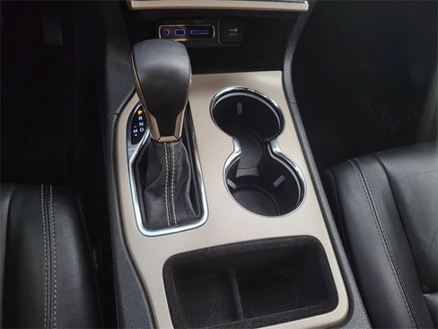 Used 2017 Jeep Grand Cherokee Limited image 29