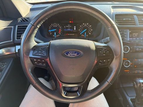 Used 2019 Ford Explorer XLT image 35