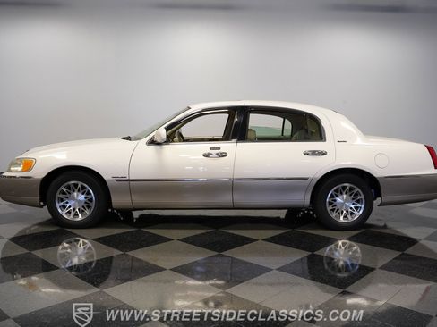 Used 2000 Lincoln Town Car Signature RWD image 8