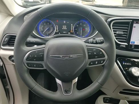 Used 2023 Chrysler Pacifica Touring-L image 24