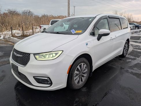 Used 2023 Chrysler Pacifica Touring-L image 4