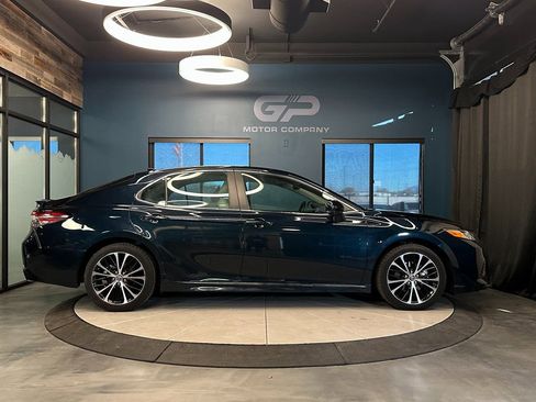 Used 2019 Toyota Camry SE image 2