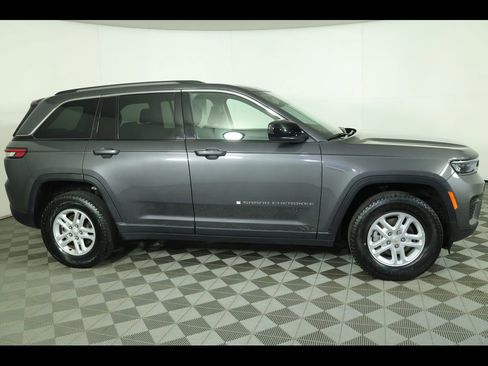 Used 2023 Jeep Grand Cherokee Laredo image 5