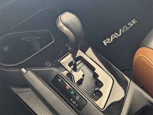 Used 2018 Toyota RAV4 SE image 25