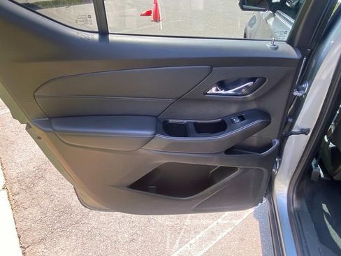Used 2023 Chevrolet Traverse LT FWD image 11