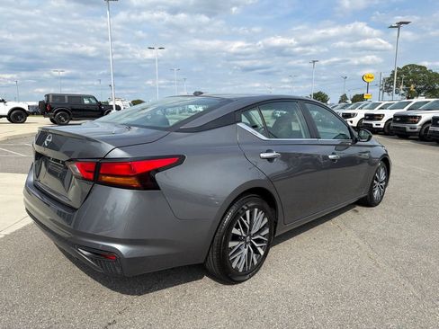 Used 2025 Nissan Altima 2.5 SV FWD image 4