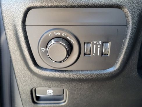 Used 2025 Jeep Grand Cherokee Altitude image 21