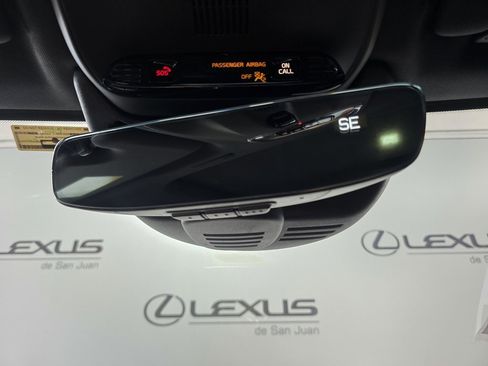 Used 2018 Volvo XC60 T8 R-Design image 20