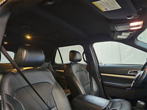 Used 2017 Ford Explorer XLT w/ Equipment Group 202A image 11