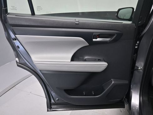 Used 2023 Toyota Highlander XLE FWD image 32