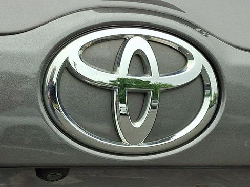 Used 2018 Toyota Highlander LE w/ Protection Package #3 AWD/4WD image 28