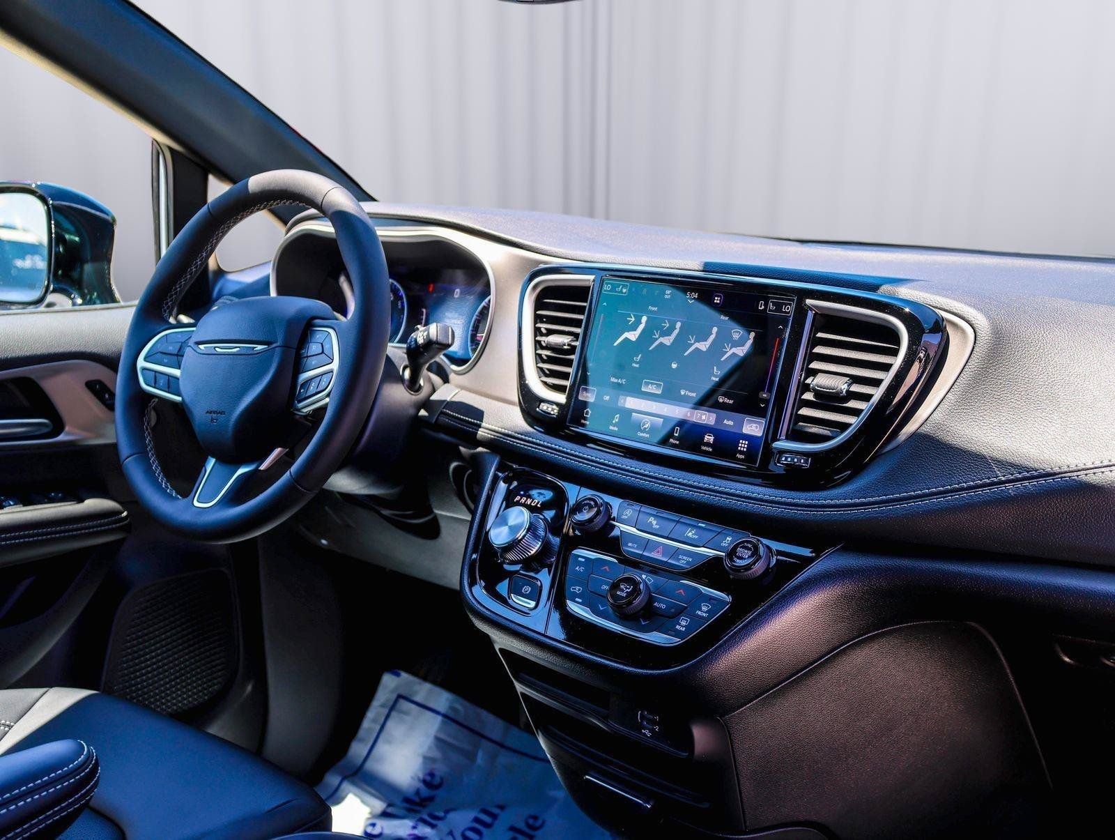 New 2027 Chrysler Pacifica Select FWD image 13