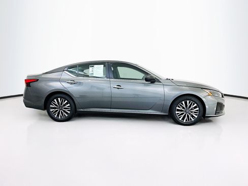 Used 2025 Nissan Altima 2.5 SV FWD image 10