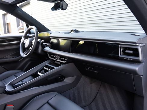 Certified 2026 Porsche Macan 4 Electric AWD/4WD image 34