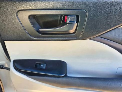 Used 2016 Toyota Highlander LE image 32