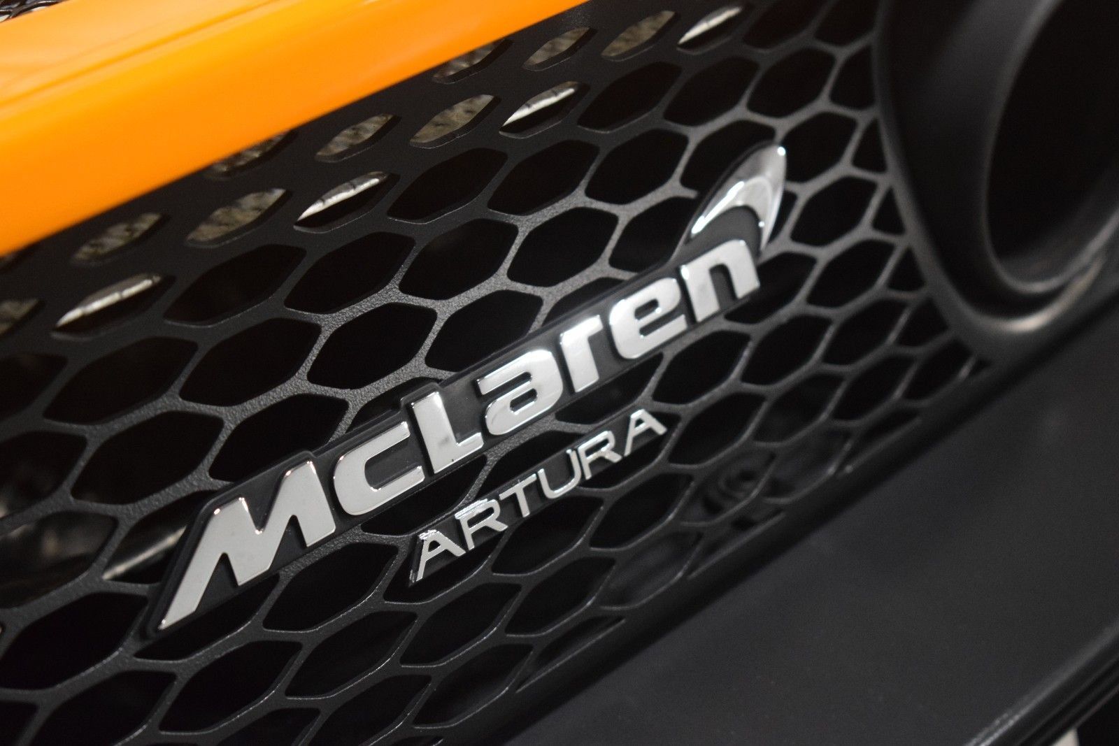 Used 2024 McLaren Artura RWD image 10