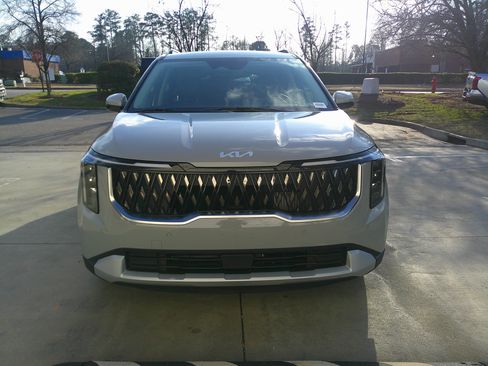 Used 2025 Kia Carnival EX image 3