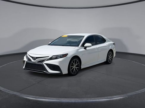 Used 2023 Toyota Camry SE FWD image 4