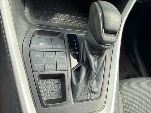 Used 2022 Toyota RAV4 LE AWD/4WD image 18
